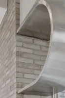 메탈 곡선과 브릭이 만나는 NFT 갤러리 디테일